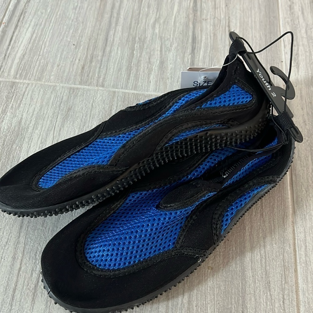 Kids Unisex blue & black water shoes size 2 Youth mesh